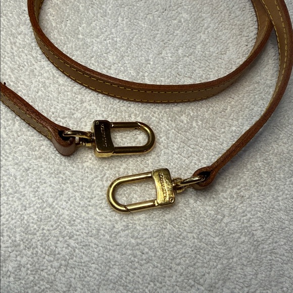 Louis Vuitton Beige Leather Crossbody Strap 
Gold Clasp with box and dust bag - Picture 4 of 14